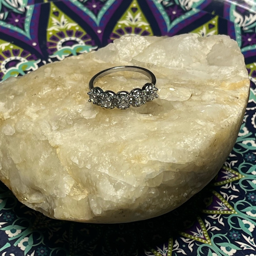 Gorgeous Sterling Silver Ring With Simulated Diamonds and Crystals~ Size 10~ New - Picture 3 of 15